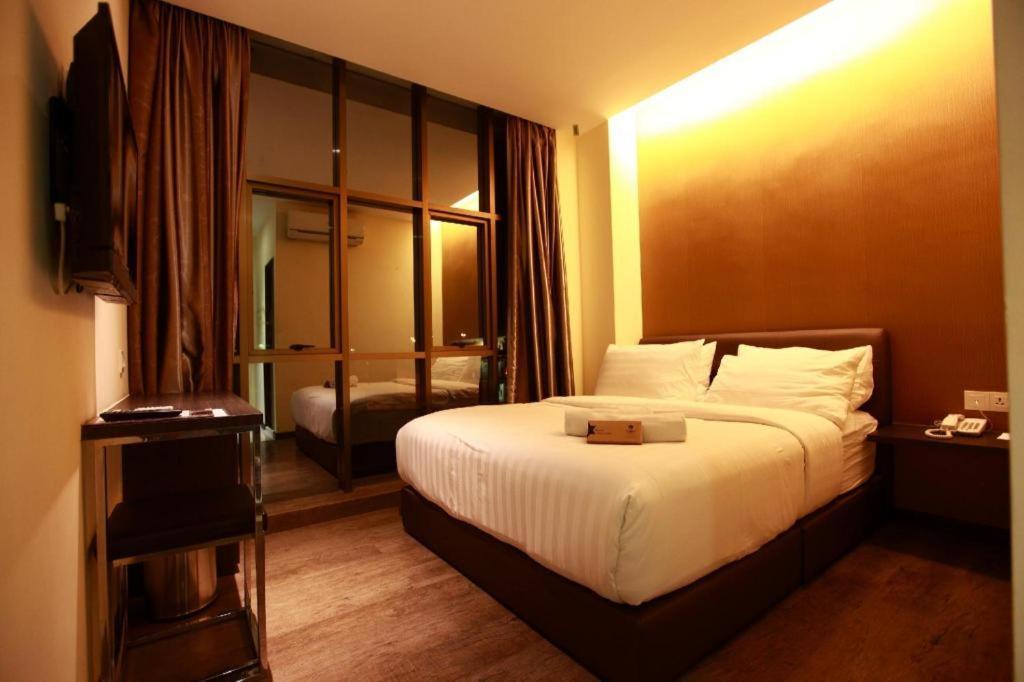 Starz Hotel Keluang Exterior photo