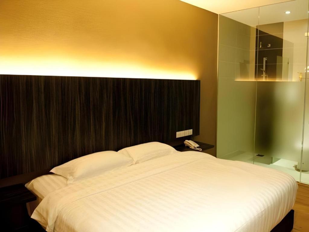 Starz Hotel Keluang Exterior photo