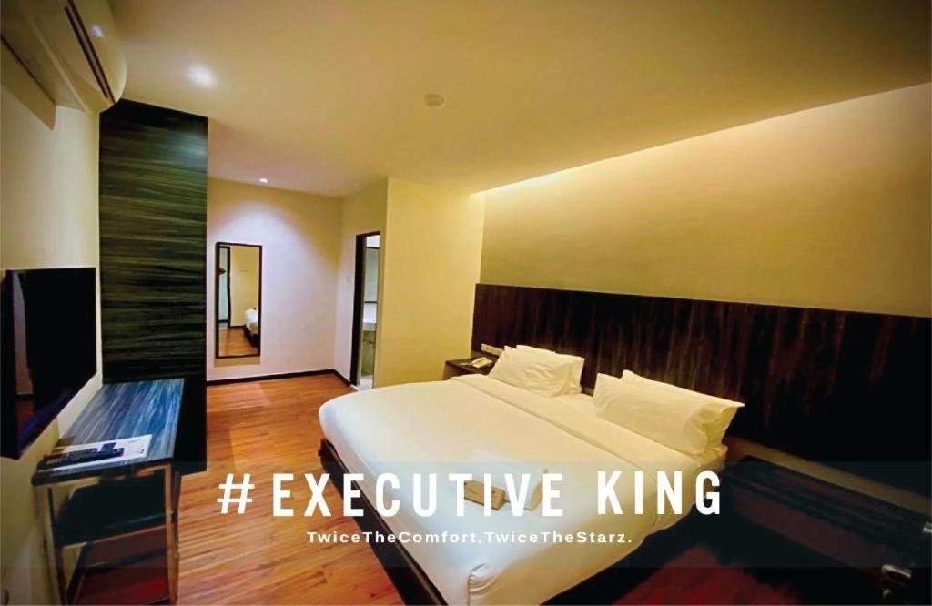 Starz Hotel Keluang Exterior photo
