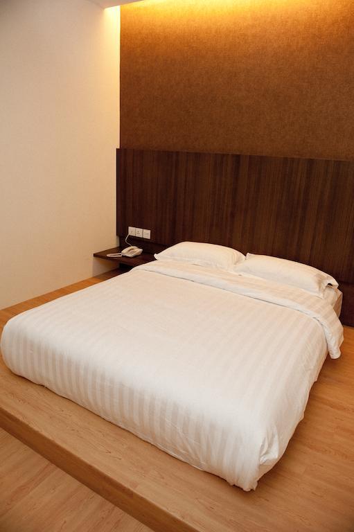 Starz Hotel Keluang Room photo