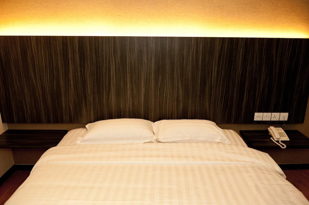 Starz Hotel Keluang Room photo