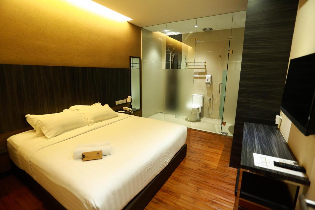 Starz Hotel Keluang Exterior photo